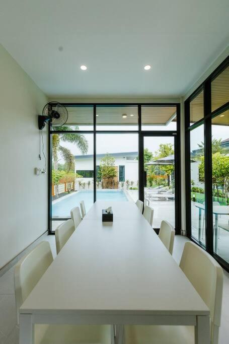 Cheeva Pool Villa Khao Lak Bagian luar foto