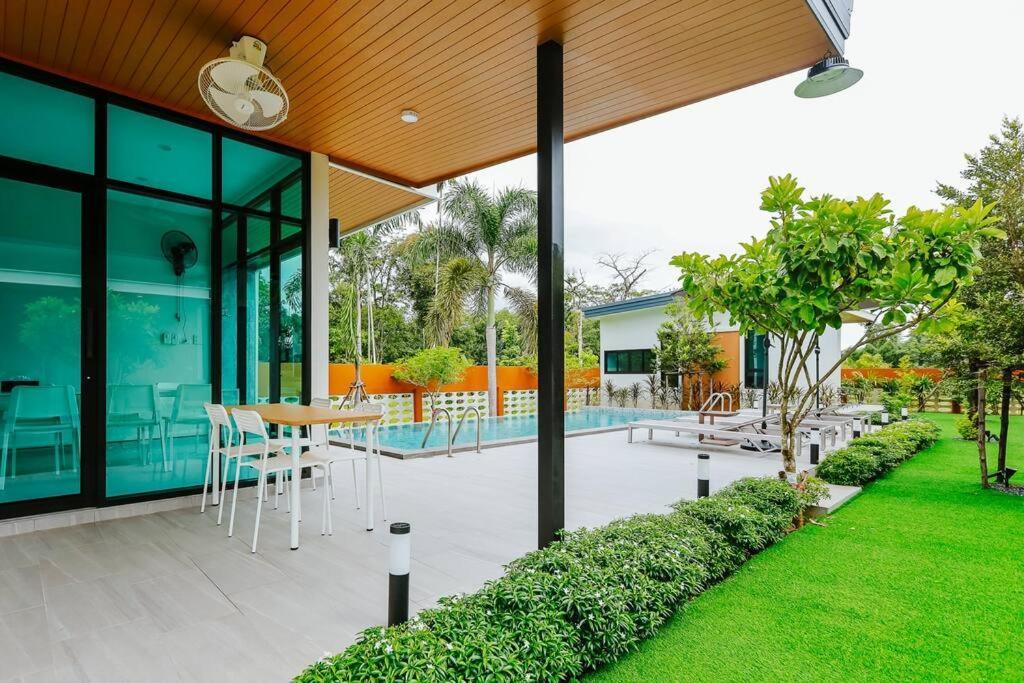 Cheeva Pool Villa Khao Lak Bagian luar foto