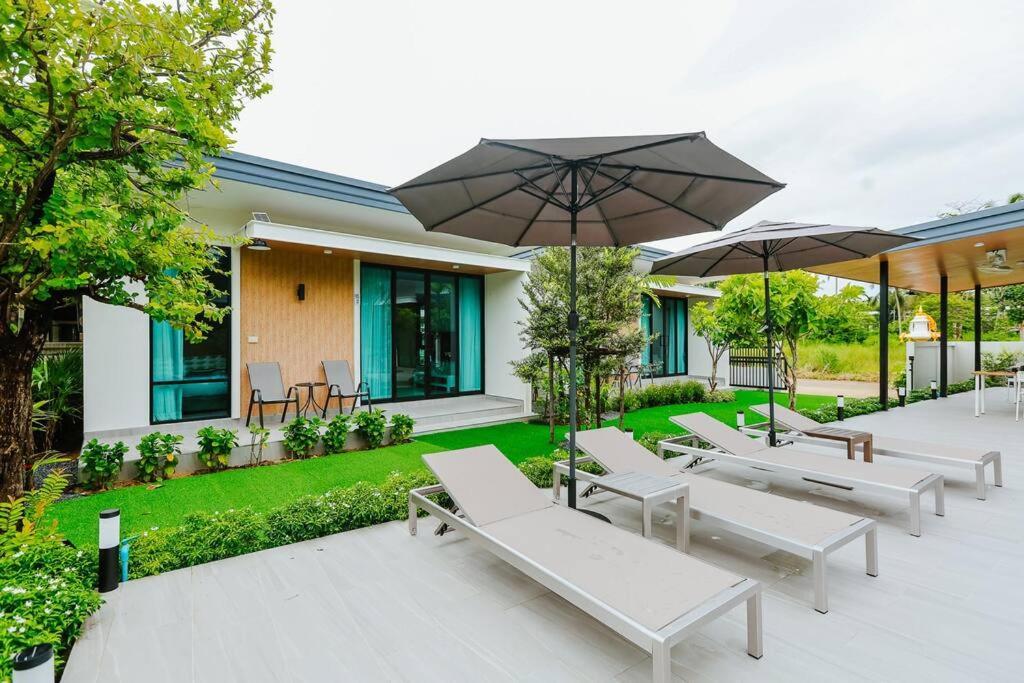 Cheeva Pool Villa Khao Lak Bagian luar foto